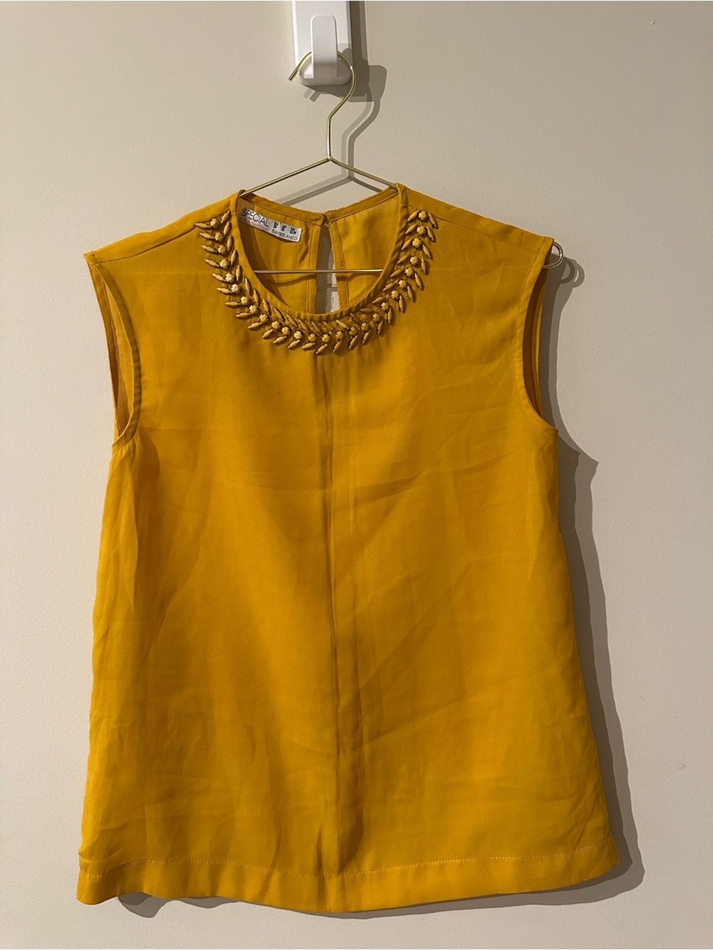 Suite Blanco Vintage-Style Sleeveless Blouse with Embellished Neckline in Small